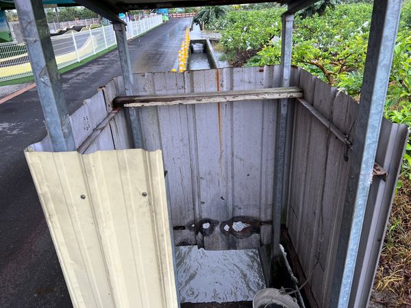 ▲彰化二水廁所蓋在灌溉溝渠上。（圖／民眾提供）