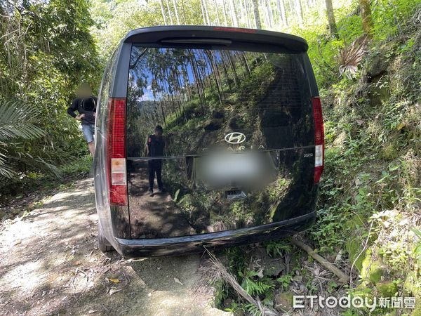 ▲新加坡遊客來台旅遊迷航、車輪陷山溝，經埔里警方馳援獲救。（圖／記者高堂堯翻攝）