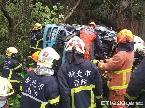 ▲▼水泥預拌車行經國3中和交流道時翻覆邊坡，27歲女駕駛受困命危。（圖／記者陳以昇翻攝）