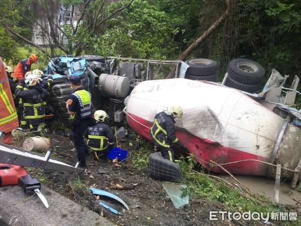 ▲▼水泥預拌車行經國3中和交流道時翻覆邊坡，27歲女駕駛受困命危。（圖／記者陳以昇翻攝）