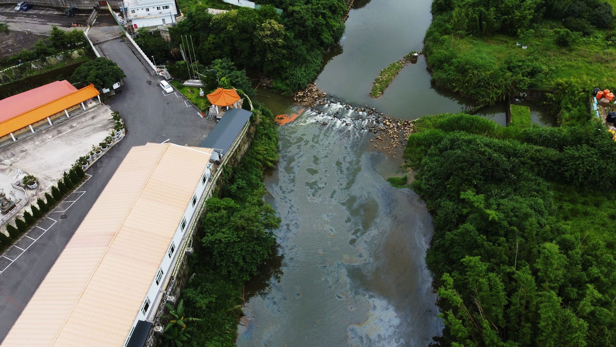 ▲▼竹縣鳳山溪上游遭污染 關西與新埔鎮部分里停水。（圖／翻攝自新竹縣關西鎮環境守護協會）