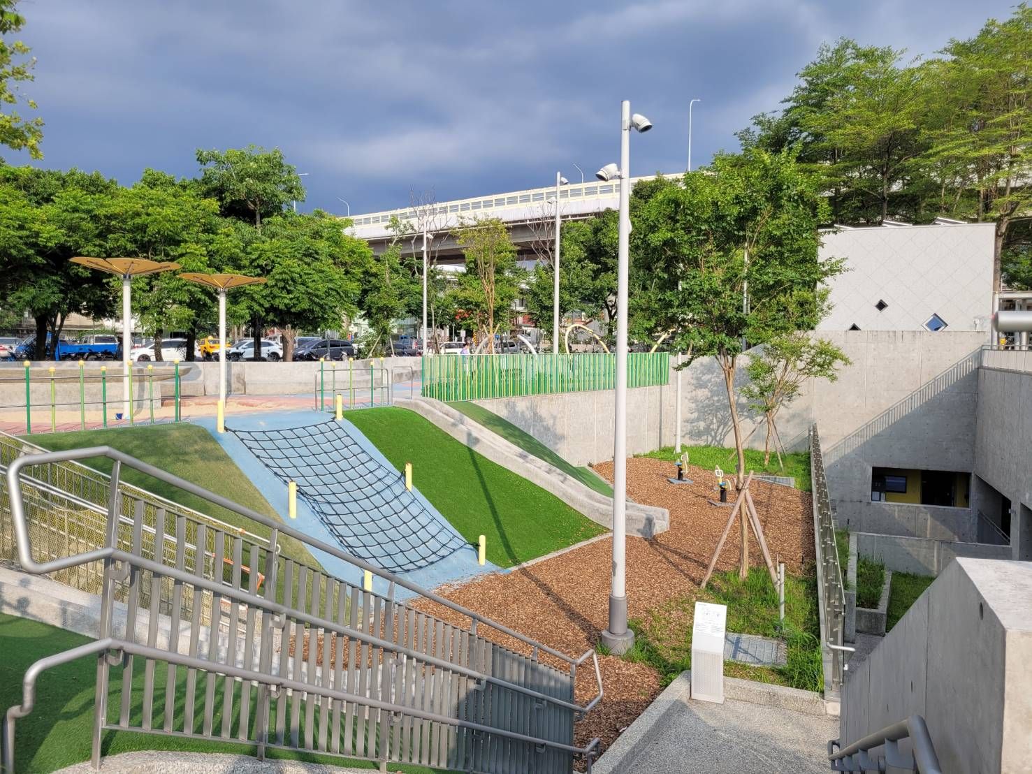 ▲板橋音樂公園親子同遊好去 豔夏繽紛大花紫薇現蹤新北。（圖／新北市景觀處提供）