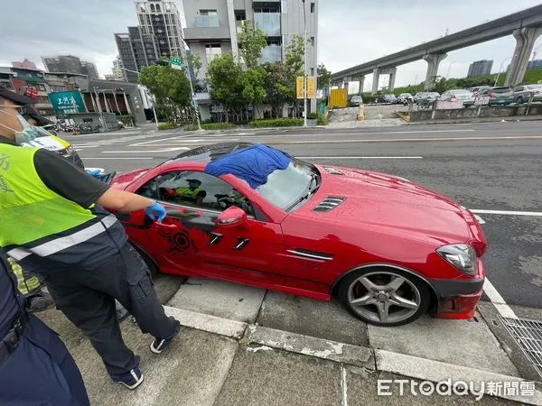 ▲▼ 新北男陳屍紅色賓士跑車內 。（圖／記者戴上容翻攝）