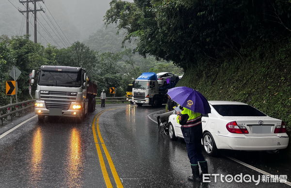 ▲疑路滑煞不住，衝對向車道撞砂石車的自小客車頭幾近全毀（圖右）。（圖／記者游芳男翻攝）