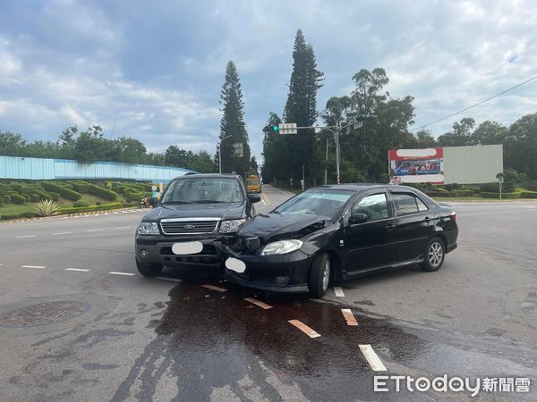 ▲▼金門昨(12)日下午4時許發生休旅車和轎車互撞事故。（圖／林名揚翻攝）