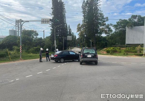 ▲▼金門昨(12)日下午4時許發生休旅車和轎車互撞事故。（圖／林名揚翻攝）