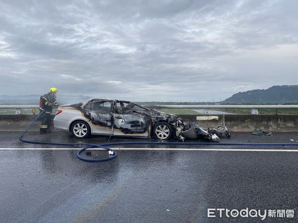 ▲▼             國道3號南下242.7公里竹山路段今(13)日凌晨5時34分發生車禍。（圖／記者高堂堯翻攝）