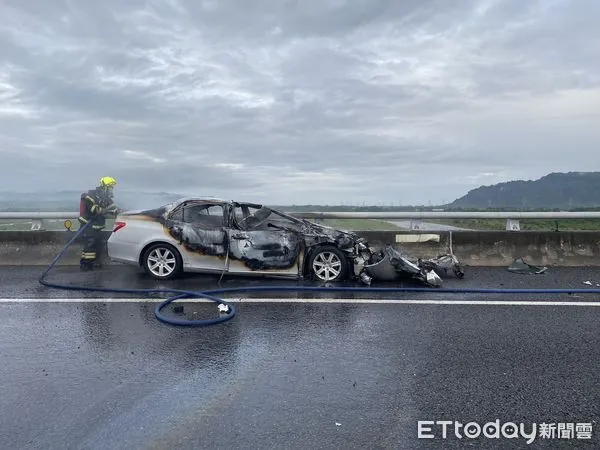 ▲▼             國道3號南下242.7公里竹山路段今(13)日凌晨5時34分發生車禍。（圖／記者高堂堯翻攝）