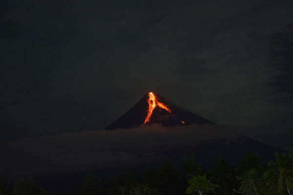 ▲▼菲律賓呂宋島馬永火山（Mayon Volcano）噴發。（圖／路透）