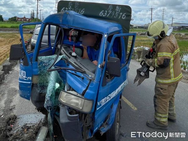 ▲陳姓男子駕駛自小貨車行經柳營區乳牛的家前面產業道路，疑打滑人車失控自撞電桿，陳男受困變形駕駛座內，消防人員搶救脫困。（圖／記者林悅翻攝，下同）