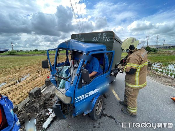 ▲陳姓男子駕駛自小貨車行經柳營區乳牛的家前面產業道路，疑打滑人車失控自撞電桿，陳男受困變形駕駛座內，消防人員搶救脫困。（圖／記者林悅翻攝，下同）