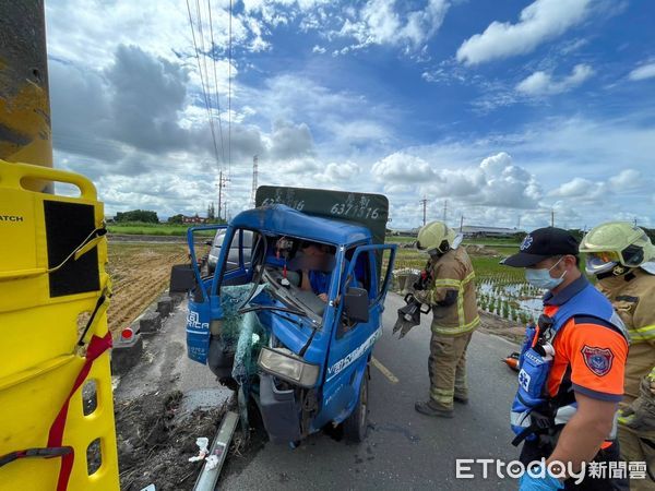 ▲陳姓男子駕駛自小貨車行經柳營區乳牛的家前面產業道路，疑打滑人車失控自撞電桿，陳男受困變形駕駛座內，消防人員搶救脫困。（圖／記者林悅翻攝，下同）