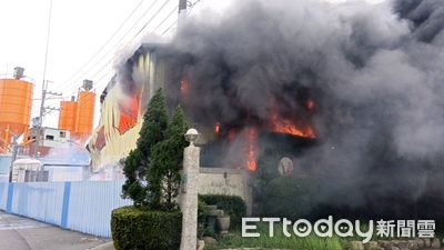 快訊／台南仁德鐵皮貨櫃工廠大火　全面燃燒火煙狂竄畫面曝