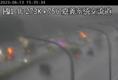 快訊／暴雨狂炸！國1嘉義5車連撞　人員受困搶救中...後方大回堵