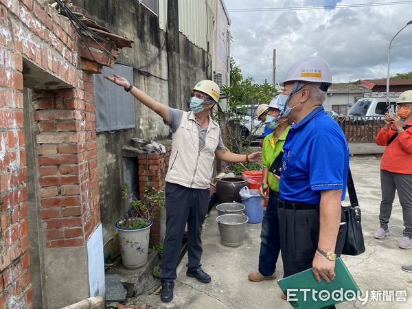 ▲屏東縣三地門鄉10日發生芮氏規模4.9地震，造成台南麻豆區寮廍里一處舊式三合院塌陷，黃偉哲市長請勞工局做工行善團啟動修繕服務，讓住戶能有屋可住。（圖／記者林悅翻攝，下同）