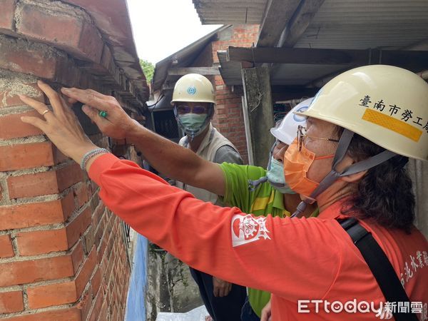 ▲屏東縣三地門鄉10日發生芮氏規模4.9地震，造成台南麻豆區寮廍里一處舊式三合院塌陷，黃偉哲市長請勞工局做工行善團啟動修繕服務，讓住戶能有屋可住。（圖／記者林悅翻攝，下同）