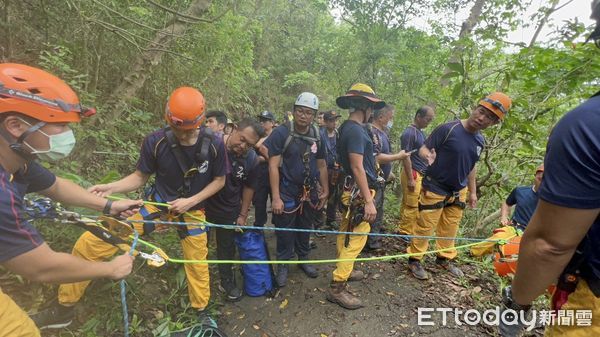 ▲為強化山域救援能力及增進跨縣市搜救默契及能量，南消二大隊等特於南化區鈺鼎步道辦理山域搜救聯合訓練。（圖／記者林悅翻攝，下同）