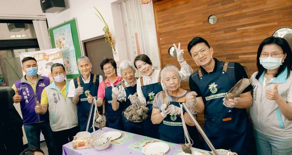 ▲新竹市長高虹安與社區爺爺奶奶們一起包粽。（圖／新竹市政府提供）