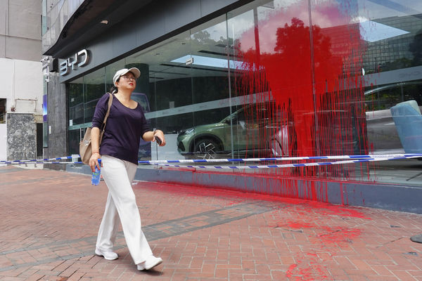 ▲▼香港比亞迪4店遭潑紅漆。（圖／路透社）