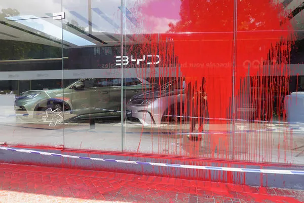 ▲▼香港比亞迪4店遭潑紅漆。（圖／路透社）