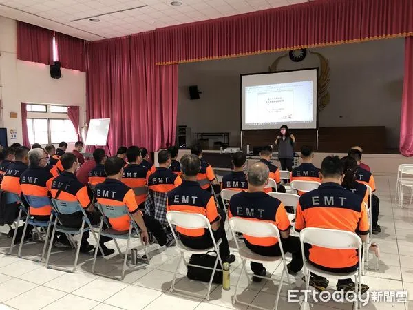 ▲台南市消防局特別與衛生局合作，辦理4場次的危機處置談判技巧訓練課程，讓所有一線分隊正副主管均能熟稔危機處置技巧、降低送醫過程之意外傷害。（圖／記者林悅翻攝，下同）