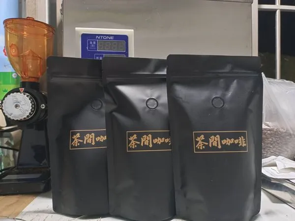 ▲▼更生小農夫小葉採用自家生產的咖啡豆進行烘培，推出「茶間咖啡」。（圖／臺灣更生保護會橋頭分會提供）