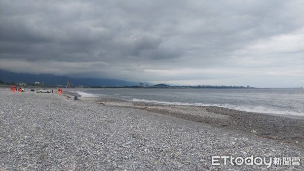 ▲▼             花蓮縣花蓮溪出海口今(13)日下午1時許驚傳意外。（圖／記者王兆麟翻攝）