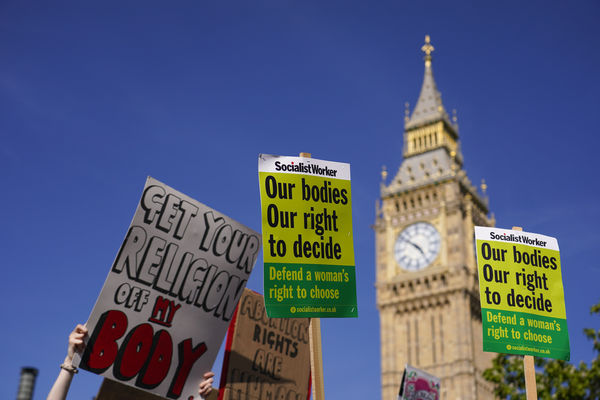 ▲▼英國民眾上街遊行支持墮胎權。（圖／達志影像／美聯社）
