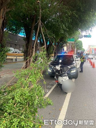 ▲台南1名23歲鄭姓男子，13日下午騎機車行經台南市北門路與公園南路口，疑被1根斷裂掉落的樹枝砸中人車倒場。（圖／翻攝自臉書台南大小事）