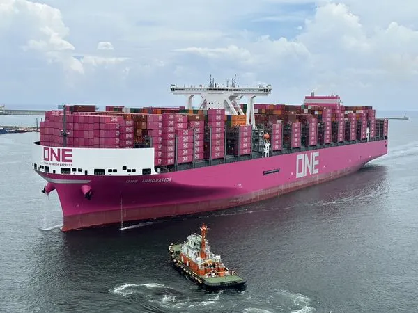 ▲▼Ocean Network Express (ONE)營運新租造船24,136TEU (20呎標準貨櫃單位) 級大型貨櫃輪-賴比瑞亞籍貨櫃輪「創新輪」（ONE INNOVATION）。（圖／高雄港務分公司提供）