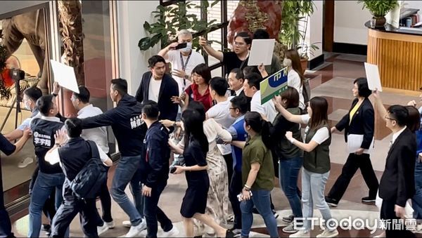 ▲▼    綠營圍繞侯友宜      。（圖／記者許靖騏攝）