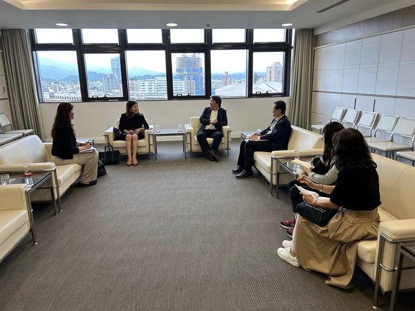 ▲▼衛福部與莫德納（Moderna)台灣分公司李宜真總經理，就新冠疫苗相關問題做深入討論。（圖／翻攝自王必勝Facebook）