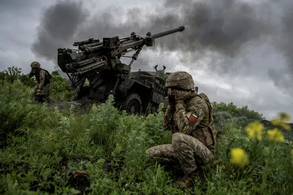 ▲▼烏克蘭軍隊的法製凱撒自走砲正朝前線開火。（圖／路透）