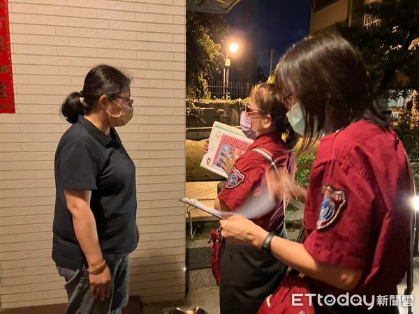 ▲台南市消防局第六大隊安和分隊暨義消婦女宣導中隊第二分隊，晚上7時至9時，由里長及鄰長陪同，對於轄內安南區安慶里之里民，實施居家防火宣導。（圖／記者林悅翻攝，下同）