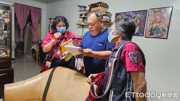 ▲台南市消防局第六大隊安和分隊暨義消婦女宣導中隊第二分隊，晚上7時至9時，由里長及鄰長陪同，對於轄內安南區安慶里之里民，實施居家防火宣導。（圖／記者林悅翻攝，下同）