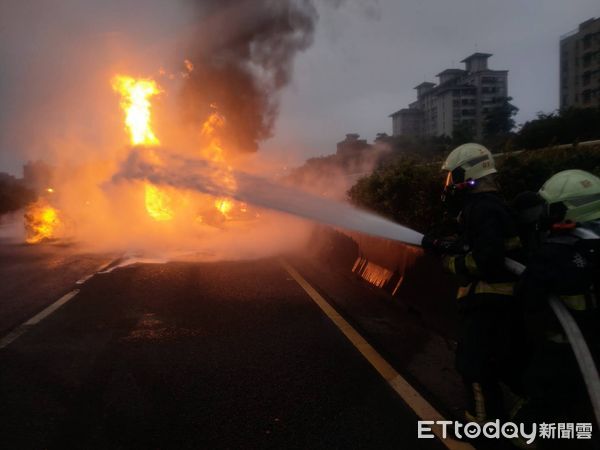 ▲▼國一90.2K火燒車！北上封閉、南下1線通車　平面道路也受影響。（圖／記者陳凱力翻攝）