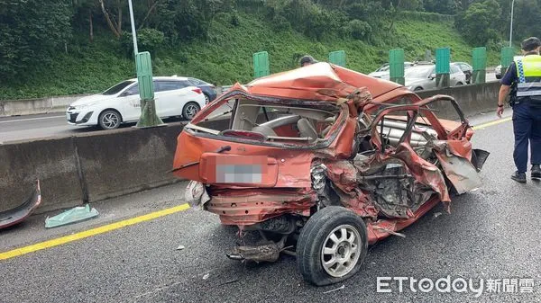 ▲▼國道關西2小客車追撞　4人送醫…小麻吉扭成廢鐵。（圖／記者陳凱力翻攝）
