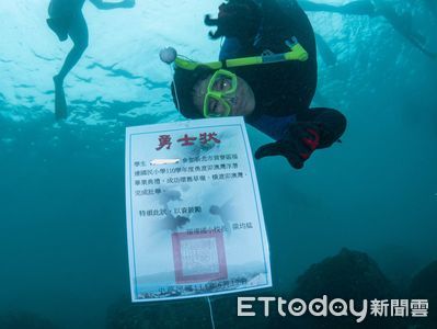 獨／全校只有1位畢業生　校長為他「下海頒獎」打造專屬畢典