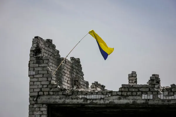 ▲▼ 烏軍反攻告捷，最近收復的頓內茨克州村莊Neskuchne前線附近升起烏克蘭國旗。（圖／路透）