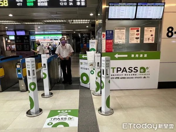 ▲▼台鐵,TPASS,通勤月票,通道,閘門,專用通道。（圖／記者李姿慧攝）