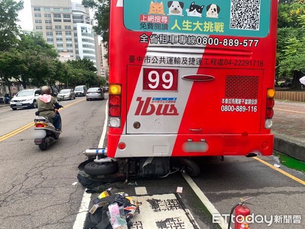 ▲公車停靠路邊供人上下車，機車騎士剎車不及衝進車底。（圖／民眾提供，下同）