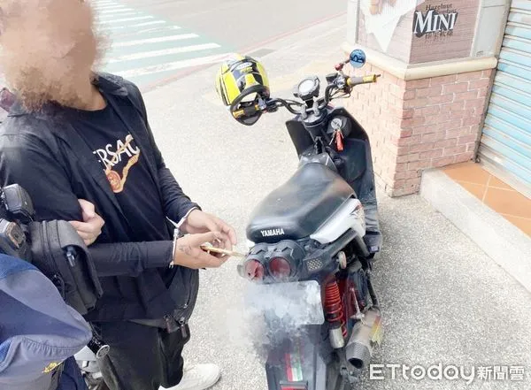 ▲桃園警分局今天上午在桃園區三民路攔查改裝機車騎士，赫然發現竟是通緝犯。（圖／記者沈繼昌翻攝）
