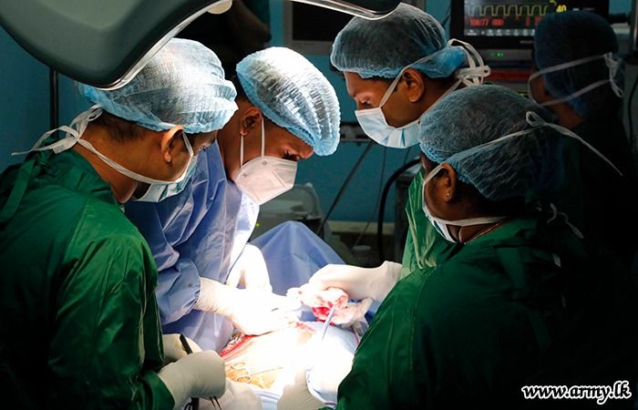 ▲▼ 斯里蘭卡軍醫取出世界最大顆腎結石。（圖／翻攝自推特／@Sri_Lanka_Army）