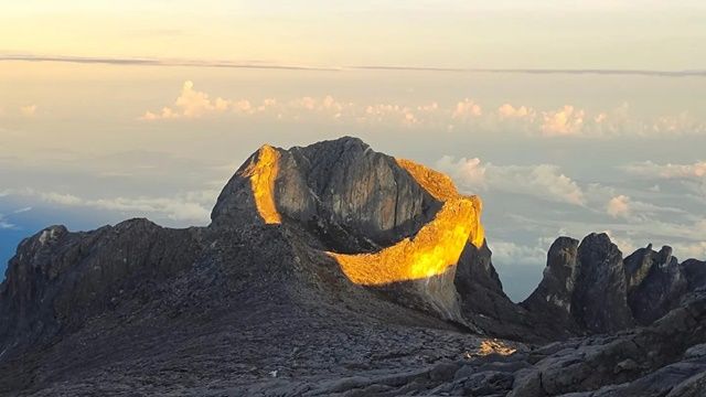 ▲▼馬來西亞最高峰京那巴魯山（Mount Kinabalu ）出現「金色光環」。（圖／翻攝自Facebook／Daverond Gurading）