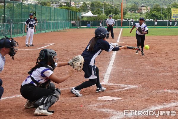 ▲首屆U15亞洲盃女子壘球錦標賽13日於埔里開幕，由南投縣長許淑華開球。（圖／南投縣政府提供）