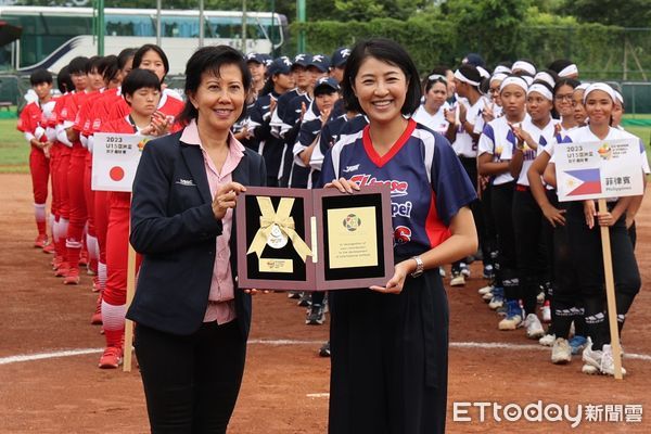 ▲首屆U15亞洲盃女子壘球錦標賽13日於埔里開幕，由南投縣長許淑華開球。（圖／南投縣政府提供）