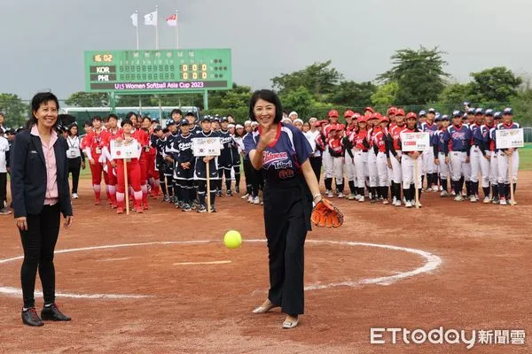 ▲首屆U15亞洲盃女子壘球錦標賽13日於埔里開幕，由南投縣長許淑華開球。（圖／南投縣政府提供，下同）