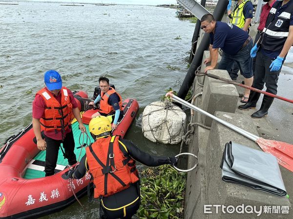 ▲▼  東石舊漁港發現男性浮屍 。（圖／嘉義縣消防局提供）