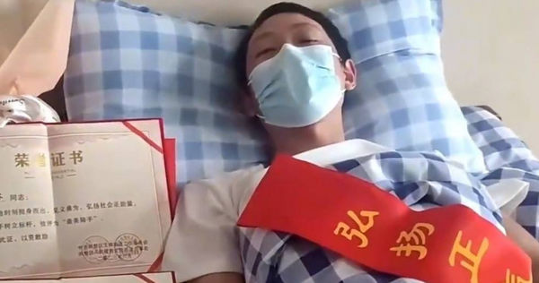 中國一名外送員英勇跳江救人，胸椎壓縮性骨折住院。（圖／翻攝自好看視頻）