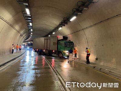 大貨車蘇花改蘇澳隧道過彎失控　路滑自撞隧道壁「卡住了」